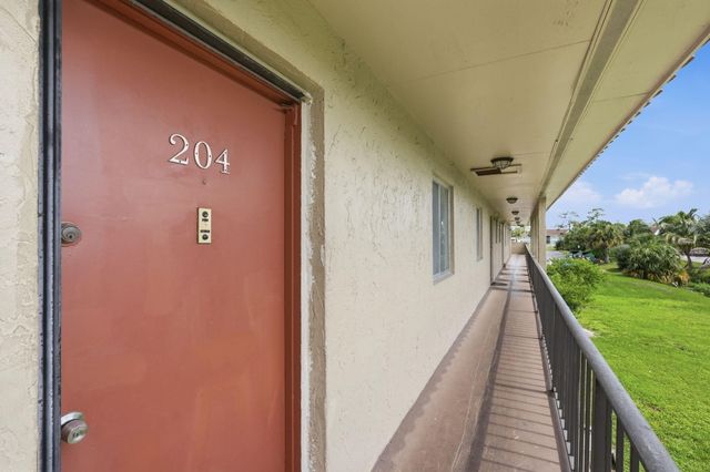 6106 FOREST HILL Boulevard 204, West Palm Beach, FL 33415