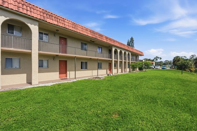 6106 FOREST HILL Boulevard 204, West Palm Beach, FL 33415