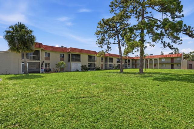 6106 FOREST HILL Boulevard 204, West Palm Beach, FL 33415