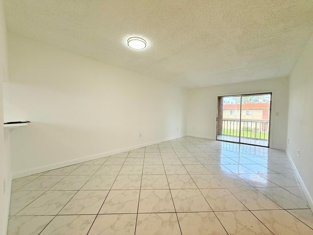 6106 FOREST HILL Boulevard 204, West Palm Beach, FL 33415