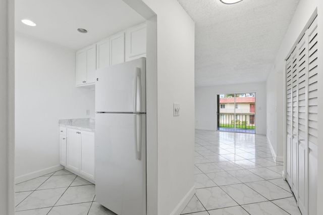 6106 FOREST HILL Boulevard 204, West Palm Beach, FL 33415