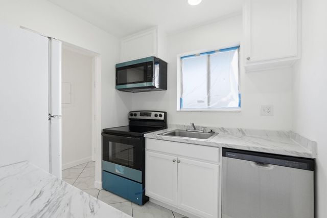 6106 FOREST HILL Boulevard 204, West Palm Beach, FL 33415