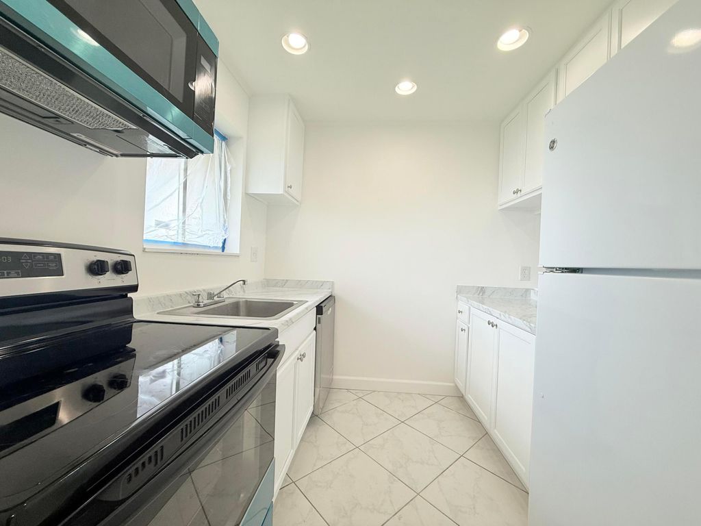6106 FOREST HILL Boulevard 204, West Palm Beach, FL 33415