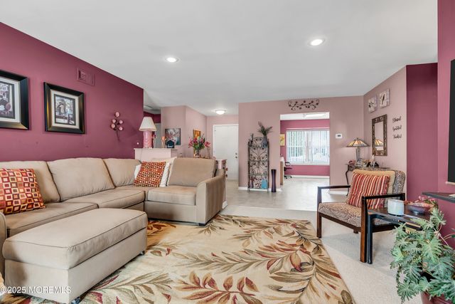 5 Oriel Way, Marlboro, NJ 07746