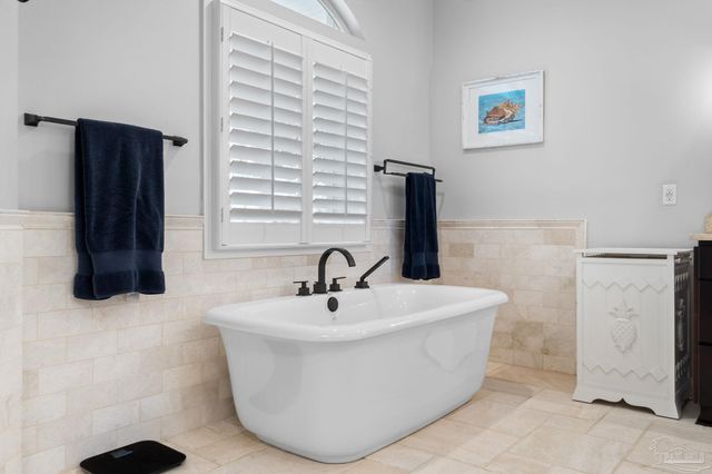 25 Calle Hermosa, Pensacola Beach, FL 32561