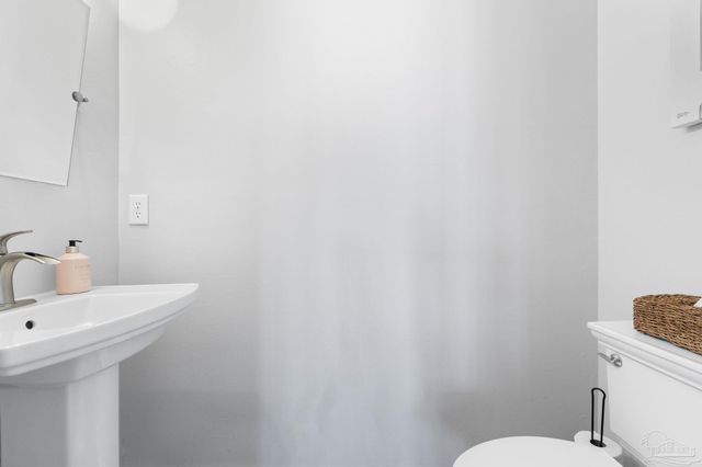 25 Calle Hermosa, Pensacola Beach, FL 32561