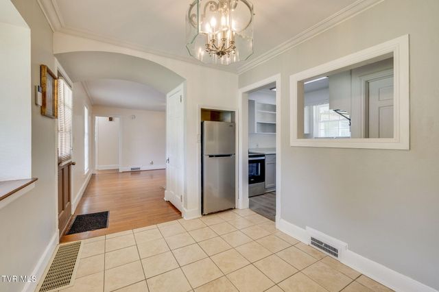 711 East Unaka Avenue, Johnson City, TN 37601