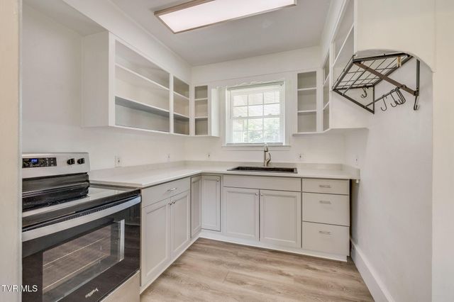711 East Unaka Avenue, Johnson City, TN 37601