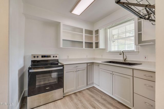 711 East Unaka Avenue, Johnson City, TN 37601