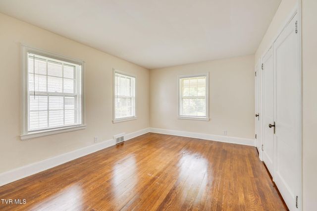 711 East Unaka Avenue, Johnson City, TN 37601