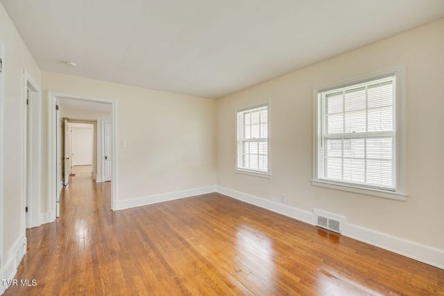711 East Unaka Avenue, Johnson City, TN 37601