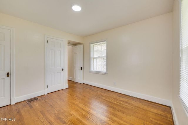 711 East Unaka Avenue, Johnson City, TN 37601