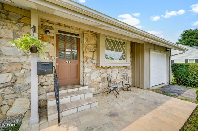 711 East Unaka Avenue, Johnson City, TN 37601