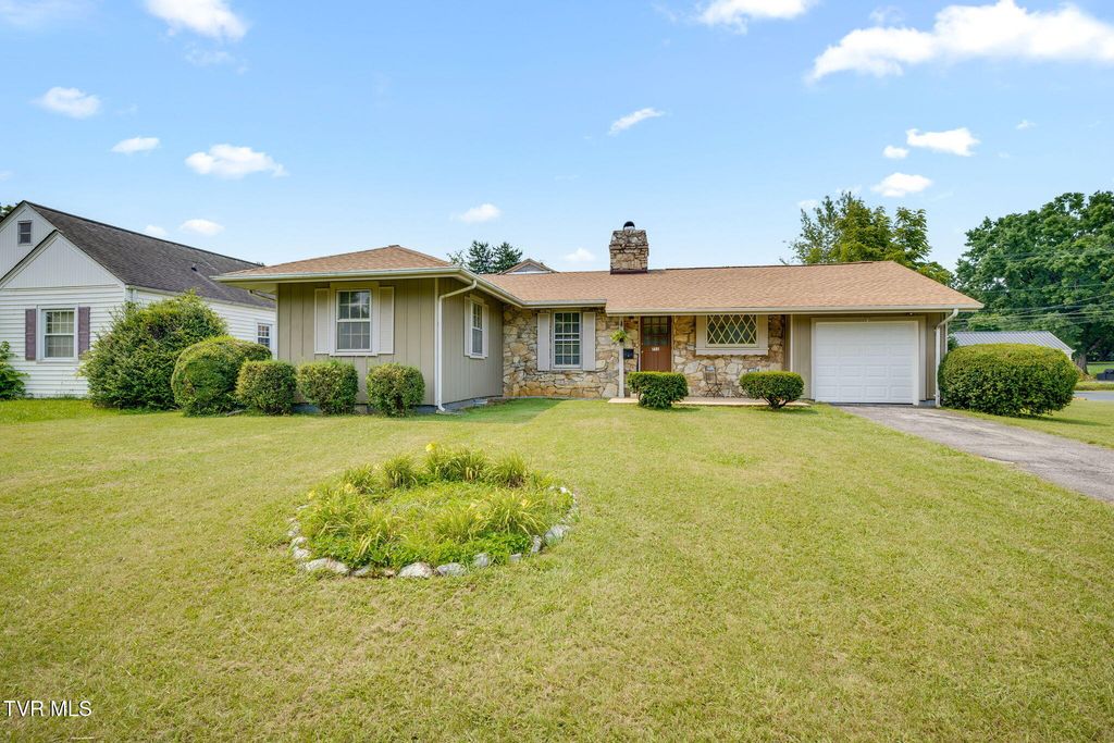 711 East Unaka Avenue, Johnson City, TN 37601