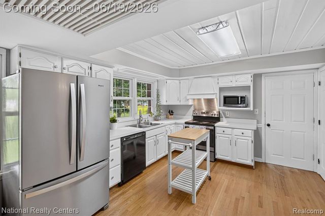 360 Woodland Drive, South Lyon, MI 48178