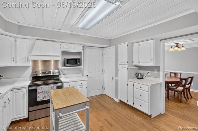 360 Woodland Drive, South Lyon, MI 48178