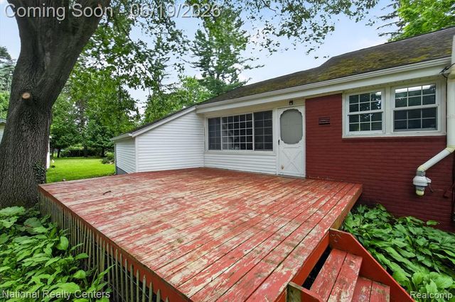 360 Woodland Drive, South Lyon, MI 48178