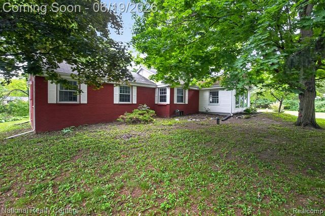 360 Woodland Drive, South Lyon, MI 48178