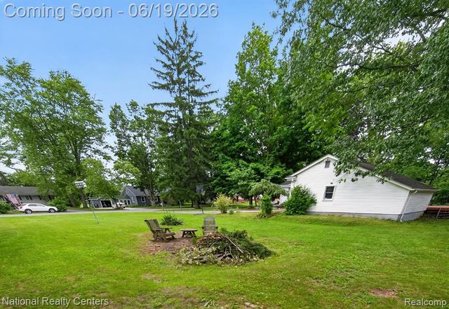 360 Woodland Drive, South Lyon, MI 48178