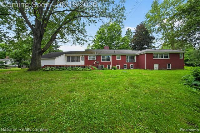 360 Woodland Drive, South Lyon, MI 48178
