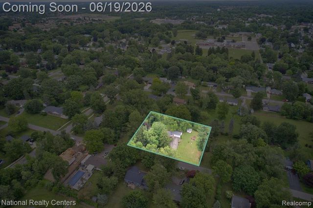 360 Woodland Drive, South Lyon, MI 48178