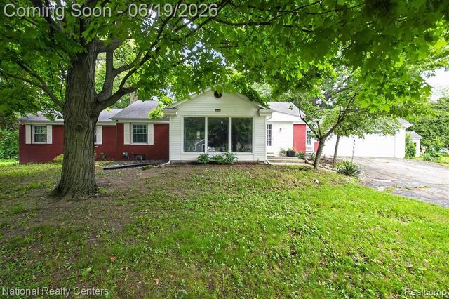 360 Woodland Drive, South Lyon, MI 48178
