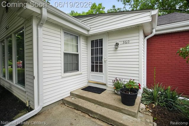 360 Woodland Drive, South Lyon, MI 48178