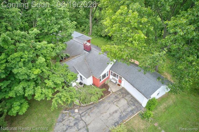 360 Woodland Drive, South Lyon, MI 48178