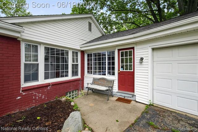 360 Woodland Drive, South Lyon, MI 48178