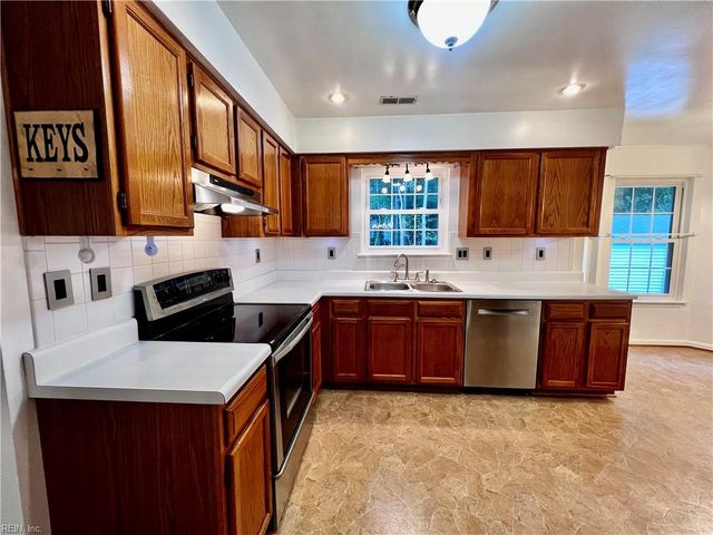 312 Tarneywood DR, Chesapeake, VA 23320