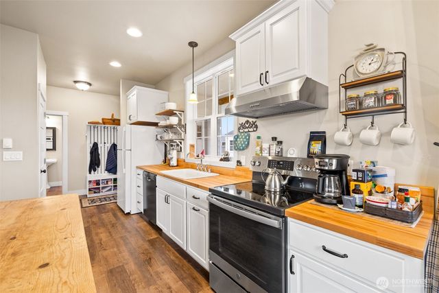 981 W Hendrickson Road, Sequim, WA 98382