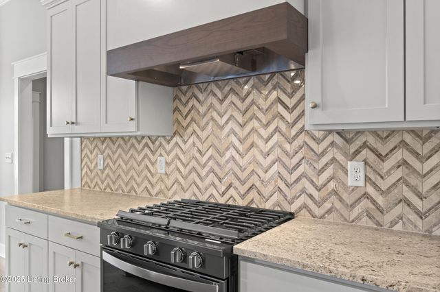 13424 Riggs Lake Ln, Louisville, KY 40299