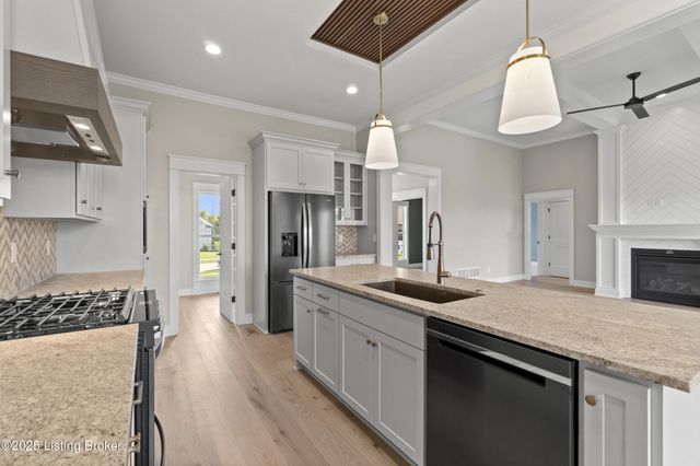 13424 Riggs Lake Ln, Louisville, KY 40299