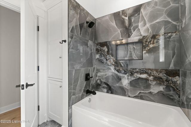 13424 Riggs Lake Ln, Louisville, KY 40299