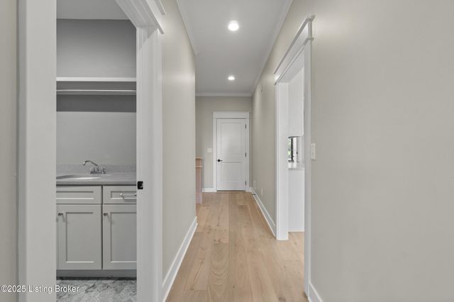 13424 Riggs Lake Ln, Louisville, KY 40299