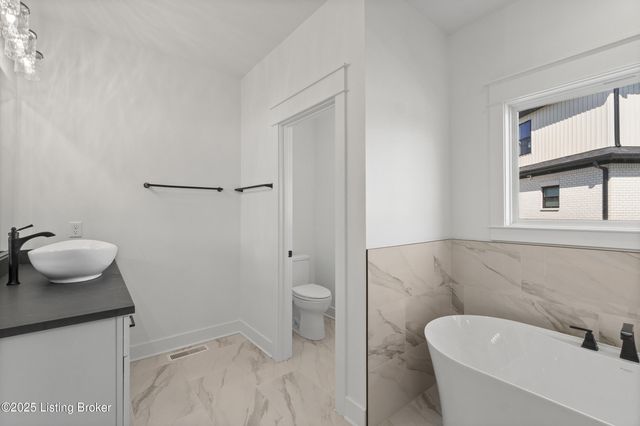 13424 Riggs Lake Ln, Louisville, KY 40299