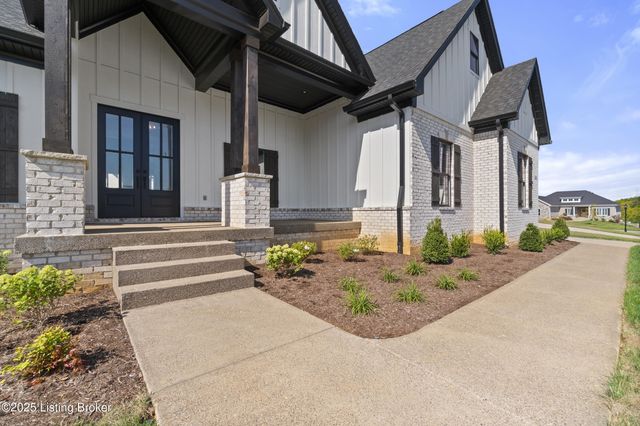 13424 Riggs Lake Ln, Louisville, KY 40299