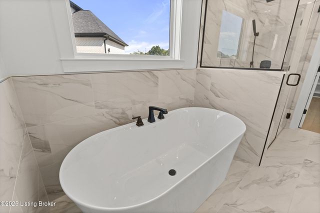 13424 Riggs Lake Ln, Louisville, KY 40299