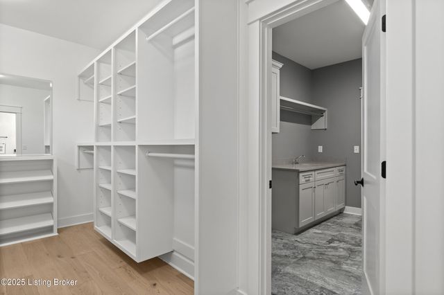 13424 Riggs Lake Ln, Louisville, KY 40299