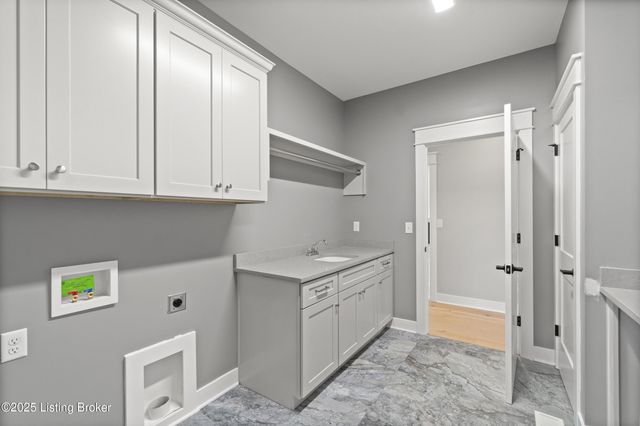 13424 Riggs Lake Ln, Louisville, KY 40299