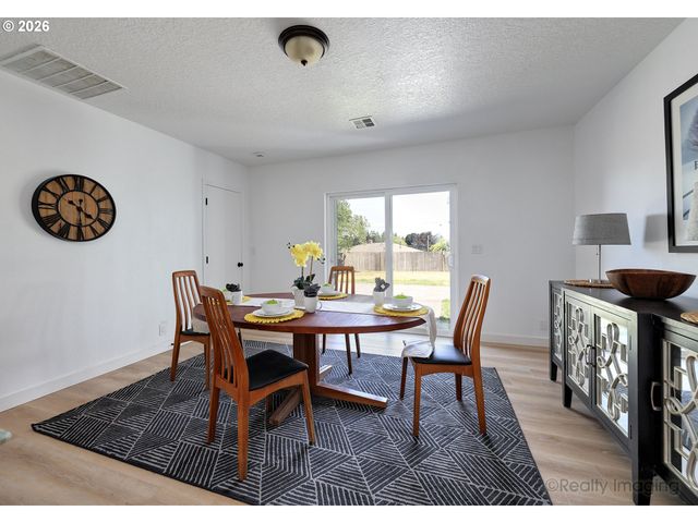 1637 HAWTHORNE St, Forest Grove, OR 97116