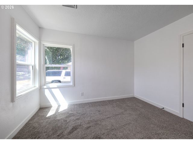 1637 HAWTHORNE St, Forest Grove, OR 97116