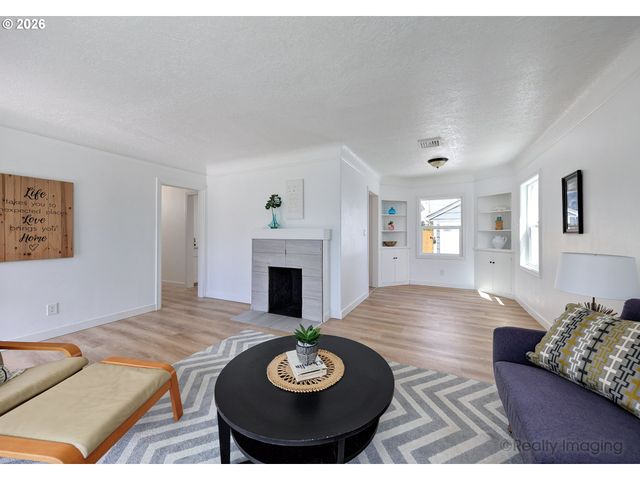 1637 HAWTHORNE St, Forest Grove, OR 97116
