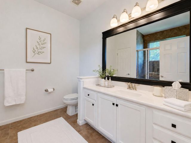 512 Eberhart LN 1205, Austin, TX 78745