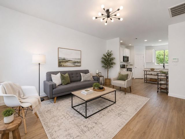 512 Eberhart LN 1205, Austin, TX 78745