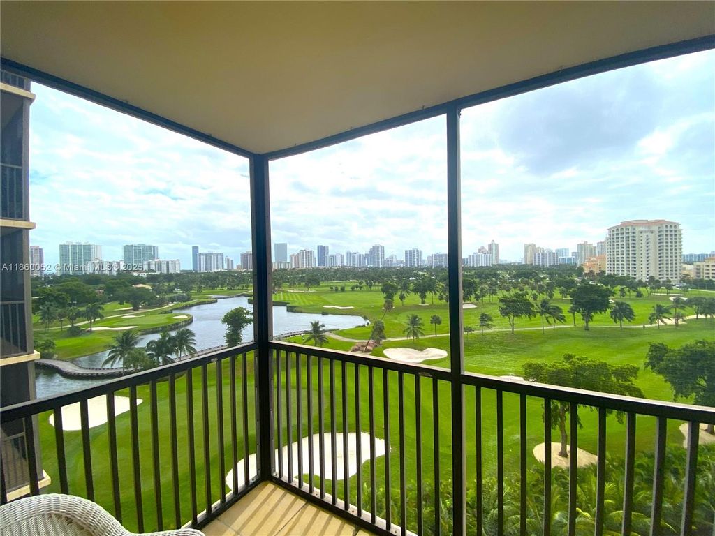 20379 W Country Club Dr 935-3, Aventura, FL 33180