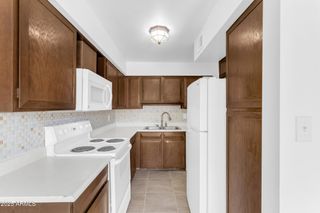 2221 W FARMDALE Avenue 17, Mesa, AZ 85202