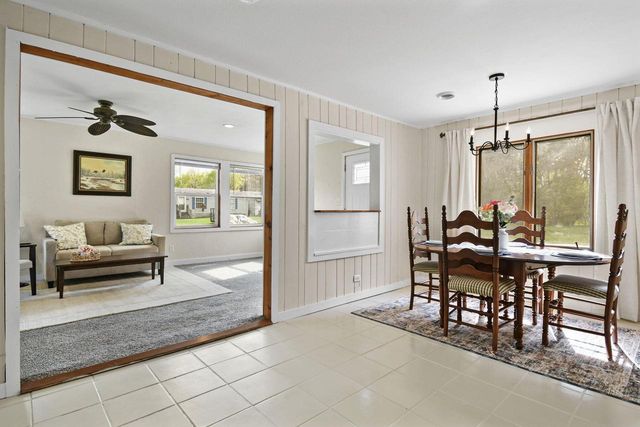 W9370 Burr LANE, Cambridge, WI 53523