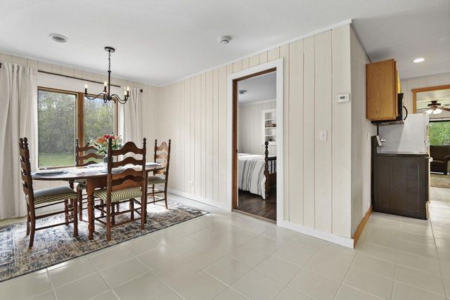 W9370 Burr LANE, Cambridge, WI 53523