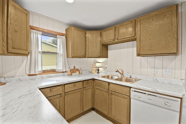 W9370 Burr LANE, Cambridge, WI 53523